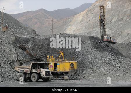 (240414) -- PANZHIHUA, 14 avril 2024 (Xinhua) -- cette photo prise le 11 avril 2024 montre des machines sans pilote, y compris un camion (l), une pelle électrique (C) et une perceuse à moteur 5G (R) dans une branche de mine de fer du groupe Pangang dans la ville de Panzhihua, dans la province du Sichuan, au sud-ouest de la Chine. Pangang Group Co., Ltd. est une très grande entreprise de vanadium, de titane et d'acier dans le sud-ouest de la Chine. Au cours des dernières années, la société a continuellement promu le développement haut de gamme, intelligent et vert. Nos journalistes ont récemment visité diverses branches de production de Pangang Group Co., Ltd pour observer son effor Banque D'Images