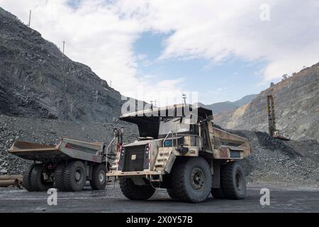 (240414) -- PANZHIHUA, 14 avril 2024 (Xinhua) -- cette photo prise le 11 avril 2024 montre des camions sans pilote dans une branche de mine de fer du groupe Pangang dans la ville de Panzhihua, dans la province du Sichuan, au sud-ouest de la Chine. Pangang Group Co., Ltd. est une très grande entreprise de vanadium, de titane et d'acier dans le sud-ouest de la Chine. Au cours des dernières années, la société a continuellement promu le développement haut de gamme, intelligent et vert. Nos journalistes ont récemment visité diverses branches de production de Pangang Group Co., Ltd pour observer ses efforts pour développer de nouvelles forces productives de qualité et promouvoir le développement de haute qualité. (Xin Banque D'Images