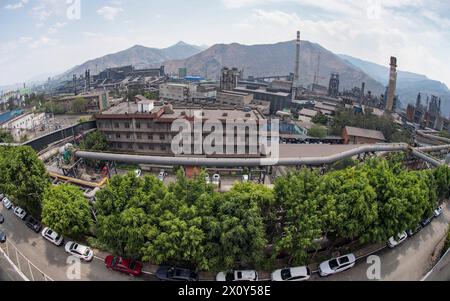 (240414) -- PANZHIHUA, 14 avril 2024 (Xinhua) -- cette photo prise le 11 avril 2024 montre une partie d'une base de production du groupe Pangang dans la ville de Panzhihua, dans la province du Sichuan, au sud-ouest de la Chine. Pangang Group Co., Ltd. est une très grande entreprise de vanadium, de titane et d'acier dans le sud-ouest de la Chine. Au cours des dernières années, la société a continuellement promu le développement haut de gamme, intelligent et vert. Nos journalistes ont récemment visité diverses branches de production de Pangang Group Co., Ltd pour observer ses efforts pour développer de nouvelles forces productives de qualité et promouvoir le développement de haute qualité. (Xinhua/Zhang Haofu Banque D'Images