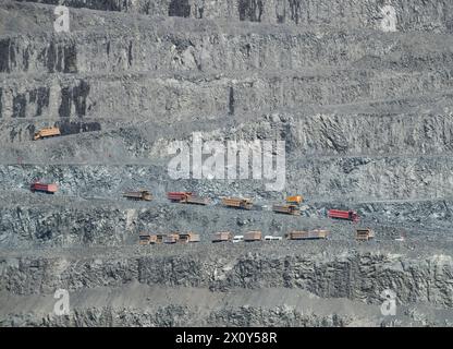 (240414) -- PANZHIHUA, 14 avril 2024 (Xinhua) -- cette photo prise le 11 avril 2024 montre une vue d'une branche de mine de fer du groupe Pangang dans la ville de Panzhihua, dans la province du Sichuan, au sud-ouest de la Chine. Pangang Group Co., Ltd. est une très grande entreprise de vanadium, de titane et d'acier dans le sud-ouest de la Chine. Au cours des dernières années, la société a continuellement promu le développement haut de gamme, intelligent et vert. Nos journalistes ont récemment visité diverses branches de production de Pangang Group Co., Ltd pour observer ses efforts pour développer de nouvelles forces productives de qualité et promouvoir le développement de haute qualité. (Xinhua/Zhang Banque D'Images