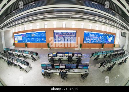 (240414) -- PANZHIHUA, 14 avril 2024 (Xinhua) -- des techniciens travaillent dans un centre de contrôle d'une branche du groupe Pangang dans la ville de Panzhihua, dans la province du Sichuan, au sud-ouest de la Chine, 11 avril 2024. Pangang Group Co., Ltd. est une très grande entreprise de vanadium, de titane et d'acier dans le sud-ouest de la Chine. Au cours des dernières années, la société a continuellement promu le développement haut de gamme, intelligent et vert. Nos journalistes ont récemment visité diverses branches de production de Pangang Group Co., Ltd pour observer ses efforts pour développer de nouvelles forces productives de qualité et promouvoir le développement de haute qualité. (Xinhua/Zhang Haofu) Banque D'Images