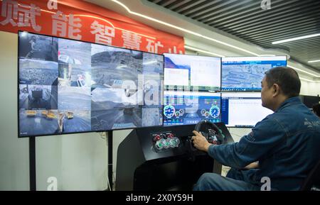 (240414) -- PANZHIHUA, 14 avril 2024 (Xinhua) -- Un technicien contrôle un camion sans pilote dans un centre de contrôle intelligent d'une branche de mine de fer du groupe Pangang dans la ville de Panzhihua, dans la province du Sichuan, au sud-ouest de la Chine, 11 avril 2024. Pangang Group Co., Ltd. est une très grande entreprise de vanadium, de titane et d'acier dans le sud-ouest de la Chine. Au cours des dernières années, la société a continuellement promu le développement haut de gamme, intelligent et vert. Nos journalistes ont récemment visité diverses branches de production de Pangang Group Co., Ltd pour observer ses efforts pour développer de nouvelles forces productives de qualité et promouvoir Banque D'Images