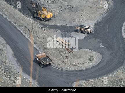 (240414) -- PANZHIHUA, 14 avril 2024 (Xinhua) -- cette photo prise le 11 avril 2024 montre un camion sans pilote (1st R) dans une succursale de mine de fer du groupe Pangang dans la ville de Panzhihua, dans la province du Sichuan, au sud-ouest de la Chine. Pangang Group Co., Ltd. est une très grande entreprise de vanadium, de titane et d'acier dans le sud-ouest de la Chine. Au cours des dernières années, la société a continuellement promu le développement haut de gamme, intelligent et vert. Nos journalistes ont récemment visité diverses branches de production de Pangang Group Co., Ltd pour observer ses efforts pour développer de nouvelles forces productives de qualité et promouvoir le développement de haute qualité Banque D'Images