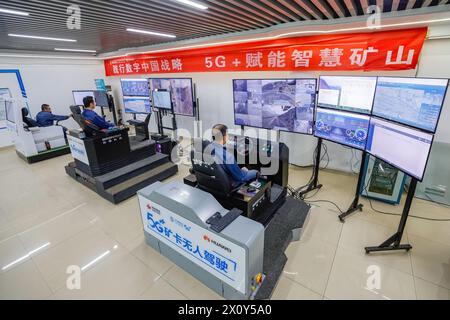 (240414) -- PANZHIHUA, 14 avril 2024 (Xinhua) -- les techniciens travaillent dans un centre de contrôle intelligent d'une branche de mine de minerai de fer du groupe Pangang dans la ville de Panzhihua, dans la province du Sichuan du sud-ouest de la Chine, 11 avril 2024. grâce à la coopération avec plusieurs géants de la technologie, Pangang Group Co., Ltd favorise la transformation intelligente de sa production minière. Le groupe a déployé des machines sans pilote alimentées par la 5G, y compris des foreuses, des pelles électriques et des camions, et a réalisé des opérations à distance, de la collecte du minerai au transport. Pangang Group Co., Ltd. est un très grand vanadium, titane et acier en Banque D'Images