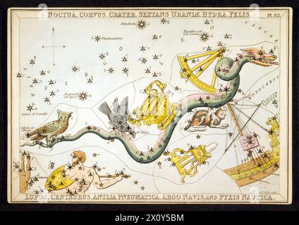 La carte 32 illustre douze constellations : neuf constellations modernes (Corvus, cratère, Sextans [ici Sextans Uraniæ], Hydra, lupus, Centaurus, Antlia [ici Antlia Pneumatica] et Pyxis [ici Pyxis Nautica]), les Argo Navis, désormais subdivisés, et les anciennes constellations Noctua et Felis. Banque D'Images