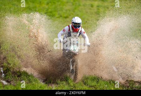 Action du MotoX 3 Counties Spring Vintage Scramble à Hill End dans le Worcestershire. Date de la photo : dimanche 14 avril 2024. Banque D'Images