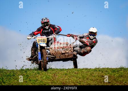 Action du MotoX 3 Counties Spring Vintage Scramble à Hill End dans le Worcestershire. Date de la photo : dimanche 14 avril 2024. Banque D'Images