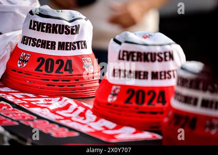 Leverkusen, Allemagne. 14 avril 2024. Football : Bundesliga, Bayer Leverkusen - Werder Brême, Journée 29 : les T-shirts et casquettes de champion sont déjà vendus dans le stade pendant le match, crédit : Christoph Reichwein/dpa/Alamy Live News Banque D'Images