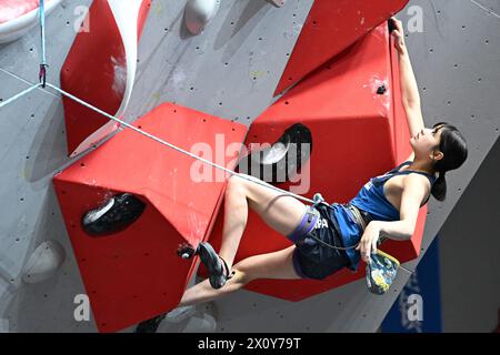 Suzhou, province chinoise du Jiangsu. 14 avril 2024. La japonaise Oda Natsumi participe à l'épreuve féminine de la Coupe du monde de l'IFSC Wujiang 2024 à Suzhou, dans la province du Jiangsu, dans l'est de la Chine, le 14 avril 2024. Crédit : Wang Xuzhong/Xinhua/Alamy Live News Banque D'Images