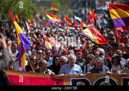 Madrid, Espagne. 14 avril 2024. Une foule de manifestants arborent des drapeaux républicains, lors d'un rassemblement sous le slogan "la troisième République", dans les rues de Madrid. Les gens organisent une manifestation en commémoration du 93e anniversaire de la deuxième république espagnole. La deuxième République espagnole a été proclamée le 14 avril 1931 et interrompue en 1936 par un coup d'État, qui a conduit à trois ans de guerre civile. Crédit : SOPA images Limited/Alamy Live News Banque D'Images