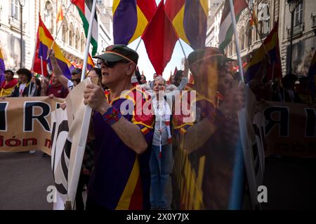 Madrid, Espagne. 14 avril 2024. Une foule de manifestants arborent des drapeaux républicains, lors d'un rassemblement sous le slogan "la troisième République", dans les rues de Madrid. Les gens organisent une manifestation en commémoration du 93e anniversaire de la deuxième république espagnole. La deuxième République espagnole a été proclamée le 14 avril 1931 et interrompue en 1936 par un coup d'État, qui a conduit à trois ans de guerre civile. Crédit : SOPA images Limited/Alamy Live News Banque D'Images