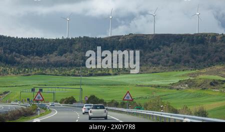Éoliennes au sommet des collines. Paysage vu de l'autoroute ou autovia Banque D'Images