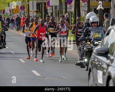 ADAC MarathonHannover 2024 Noch sind die pacemaker vor der Spitzengruppe der Marathonläufer, um den heute spürbaren Wind zu reduzieren. *** ADAC MarathonHanovre 2024 les pacemakers sont toujours en avance sur le groupe de coureurs de marathon pour réduire le vent qui peut être ressenti aujourd'hui Copyright : xBerndxGüntherx Banque D'Images