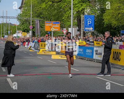 ADAC MarathonHannover 2024 Der diesjährige Sieger im Marathon : Amanal Petros. Gleichzeitig gewann er die Deutsche Marathonmeisterschaft. *** ADAC MarathonHanovre 2024 cette année vainqueur du marathon Amanal Petros a remporté le championnat allemand de marathon en même temps Copyright : xBerndxGüntherx Banque D'Images