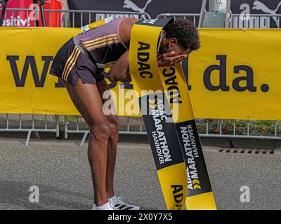 ADAC MarathonHannover 2024 Der diesjährige Sieger im Marathon : Amanal Petros. Gleichzeitig gewann er die Deutsche Marathonmeisterschaft. *** ADAC MarathonHanovre 2024 cette année vainqueur du marathon Amanal Petros a remporté le championnat allemand de marathon en même temps Copyright : xBerndxGüntherx Banque D'Images