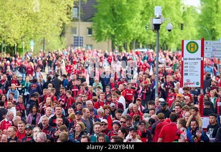Arrivée de l'équipe dans le Teambus avec fansbefore the match BAYER 04 LEVERKUSEN - SV WERDER BRÊME le 14 avril 2024 à Leverkusen, Allemagne. Saison 2023/2024, 1.Bundesliga,, Journée 29, 29.Spieltag photographe : ddp images / STAR-images - LA RÉGLEMENTATION DFL INTERDIT TOUTE UTILISATION DE PHOTOGRAPHIES comme SÉQUENCES D'IMAGES et/ou QUASI-VIDÉO - Banque D'Images
