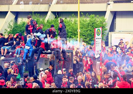 Arrivée de l'équipe dans le Teambus avec fansbefore the match BAYER 04 LEVERKUSEN - SV WERDER BRÊME le 14 avril 2024 à Leverkusen, Allemagne. Saison 2023/2024, 1.Bundesliga,, Journée 29, 29.Spieltag photographe : ddp images / STAR-images - LA RÉGLEMENTATION DFL INTERDIT TOUTE UTILISATION DE PHOTOGRAPHIES comme SÉQUENCES D'IMAGES et/ou QUASI-VIDÉO - Banque D'Images