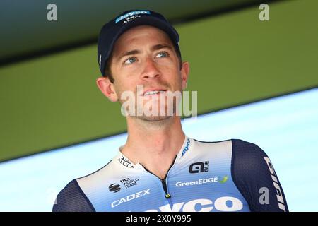 © Pierre Teyssot/MAXPPP ; TOUR DES ALPES 2024 - UCI Cycling Race Tour des Alpes. Neumarkt - Egna, Italie le 14 avril 2024. Présentation des équipes avant le départ demain d'Egna, la course se terminera vendredi 19 avril après une étape également en Autriche à Schwaz. Chris Harper (JAY) © Pierre Teyssot/Maxppp crédit : MAXPPP/Alamy Live News Banque D'Images