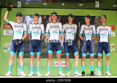 © Pierre Teyssot/MAXPPP ; TOUR DES ALPES 2024 - UCI Cycling Race Tour des Alpes. Neumarkt - Egna, Italie le 14 avril 2024. Présentation des équipes avant le départ demain d'Egna, la course se terminera vendredi 19 avril après une étape également en Autriche à Schwaz. Team Barhain victorieux TBV © Pierre Teyssot/Maxppp crédit : MAXPPP/Alamy Live News Banque D'Images