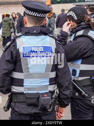 Police Scotland, officiers de liaison de la police en service lors d'une manifestation de rue, Glasgow, Écosse, Royaume-Uni Banque D'Images