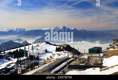 Mont Rigi, Suisse – 06 février 2024 : visite du sommet du Mont Rigi par une journée ensoleillée en hiver. Belle vue sur le Mont Pilatus. Banque D'Images