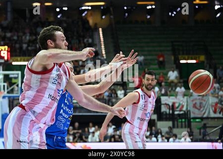 Trévise, Italie. 14 avril 2024. Actions du jeu et images des joueurs pendant le BASKET-BALL - ITALIAN SERIE Un match entre Nutribullet Treviso basket et EA7 Emporio ARMANI MILANO à Palaverde à Villorba, Italie le Â 14 avril 2024 pendant Nutribullet Treviso basket vs EA7 Emporio Armani Milano, Italian Basketball Serie A match à Trévise, Italie, 14 avril 2024 crédit : Agence photo indépendante/Alamy Live News Banque D'Images