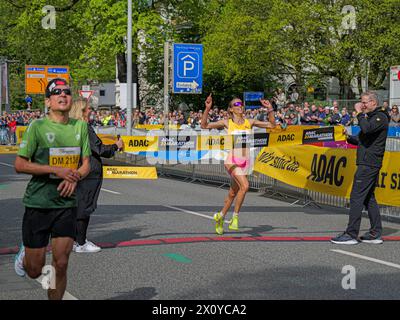 ADAC MarathonHannover 2024 Die Siegerin BEI den Frauen : Domenika Mayer. Gleichzeitig wurde sie auch neue Deutsche Marathonmeisterin *** ADAC MarathonHanovre 2024 Domenika Mayer, vainqueur féminin, est également devenue la nouvelle championne allemande du marathon en même temps Copyright : xBerndxGüntherx Banque D'Images