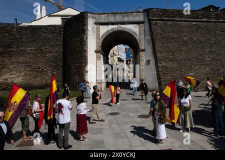 14 avril 2024 : Lugo, Espagne. En commémoration de la proclamation de la deuxième République espagnole, survenu le 14 avril 1931, le Conseil républicain de Lugo a organisé une promenade à travers le centre de la ville en visitant des points d'importance historique. (Crédit image : © Cristian Leyva/ZUMA Press Wire) USAGE ÉDITORIAL SEULEMENT! Non destiné à UN USAGE commercial ! Banque D'Images