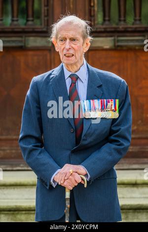 Londres, Royaume-Uni. 14 avril 2024. SAR le duc de Kent prend le salut à Wellington Barracks alors qu'il assiste à la parade du dimanche noir des Scots Guards dans sa 50e année en tant que colonel du régiment. Le dimanche noir est un moment fort de l'année pour le régiment, dont l'histoire remonte à 1642. C'est leur service annuel du dimanche de commémoration et leur défilé. Crédit : Guy Bell/Alamy Live News Banque D'Images