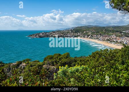 Beau paysage méditerranéen avec la belle plage de Serapo à Gaeta. Lazio, Italie. Banque D'Images