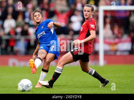 Jess carter de Chelsea (à gauche) et Ella Toone de Manchester United s'affrontent pour le ballon lors du match de Super League féminine Barclays au Mangata Pay UK Stadium de Borehamwood. Date de la photo : dimanche 14 avril 2024. Banque D'Images