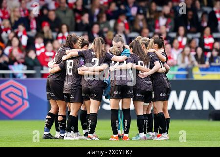 Les joueuses de Bristol City forment un caucus avant le match de Super League féminine Barclays au Mangata Pay UK Stadium de Borehamwood. Date de la photo : dimanche 14 avril 2024. Banque D'Images