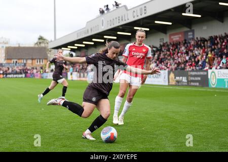 Ella Powell de Bristol City (à gauche) tente une autorisation lors du Barclays Women's Super League match au Mangata Pay UK Stadium de Borehamwood. Date de la photo : dimanche 14 avril 2024. Banque D'Images