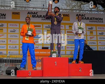 ADAC MarathonHannover 2024 Die Sieger Marathon : Platz 1 - Amanal Petros / Platz 2 - Boaz Kipkemei / Platz 3 - Victor Kiplimo *** ADAC MarathonHannover 2024 les vainqueurs du marathon 1ère place Amanal Petros 2ème place Boaz Kipkemei 3ème place Victor Kiplimo Copyright : xBerndxGüntherx Banque D'Images