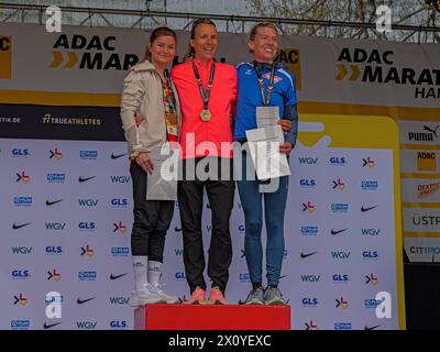 ADAC MarathonHannover 2024 Die Siegerinnen der Deutschen Marathonmeisterschaft 2024: Platz 1 - Domenika Mayer / Platz 2 - Svenja Ojstersek / Platz 3 - Lisa Fuchs *** ADAC MarathonHanovre 2024 les vainqueurs du Championnat d'Allemagne de Marathon 2024 1ère place Domenika Mayer 2ème place Svenja Ojstersek 3ème place Lisa Fuchs Copyright : xBerndxGüntherx Banque D'Images