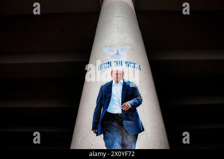 Moscou, Russie. 14 avril 2024. Une vue de graffiti représentant un homme semblable au président russe Vladimir Poutine sur une colonne du pont de MKAD à Moscou, en Russie. L'inscription indique « un pour tous » Banque D'Images