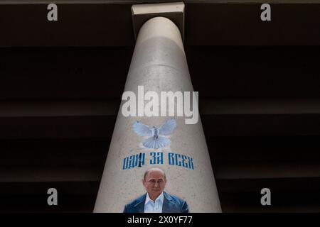 Moscou, Russie. 14 avril 2024. Une vue de graffiti représentant un homme semblable au président russe Vladimir Poutine sur une colonne du pont de MKAD à Moscou, en Russie. L'inscription indique « un pour tous » Banque D'Images