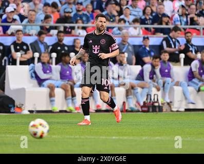 Kansas City, États-Unis. 13 avril 2024. Lionel Messi et Inter Miami ont battu le Sporting KC lors d'un match de football de la Ligue majeure en saison régulière au stade Arrowhead de Kansas City, Missouri, le samedi 13 avril 2024. (Photo de Tim Vizer/Sipa USA) crédit : Sipa USA/Alamy Live News Banque D'Images