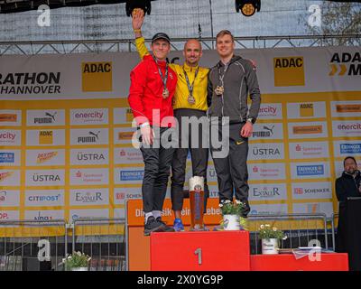 ADAC MarathonHannover 2024 Die Sieger im Halbmarathon : Platz 1 - Hendrik Pfeiffer / Platz 2 - Julian Großkopf / Platz 3 - Till Grommisch *** ADAC MarathonHannover 2024 les vainqueurs du semi-marathon 1ère place Hendrik Pfeiffer 2ème place Julian Großkopf 3ème place Till Grommisch Copyright : xBerndxGüntherx Banque D'Images