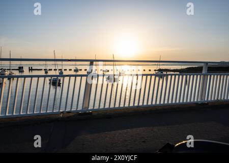 HAYLING ISLAND , ANGLETERRE - 9 septembre 2023 : pont traversant vers Hayling Island en Angleterre par une journée ensoleillée Banque D'Images