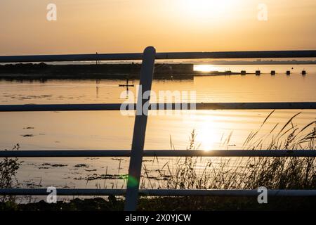 Traverser un pont traversant vers Hayling Island en Angleterre pendant le coucher du soleil Banque D'Images