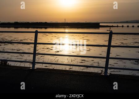 Traverser un pont traversant vers Hayling Island en Angleterre pendant le coucher du soleil Banque D'Images