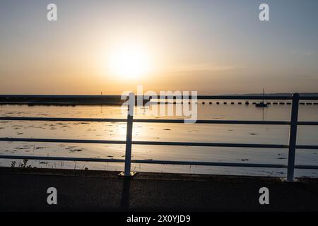 Traverser un pont traversant vers Hayling Island en Angleterre pendant le coucher du soleil Banque D'Images