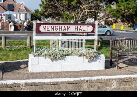 HAYLING ISLAND, ANGLETERRE - 9 septembre 2023 : photographie du panneau Mengham Halt sur la ligne de chemin de fer léger en Angleterre Banque D'Images