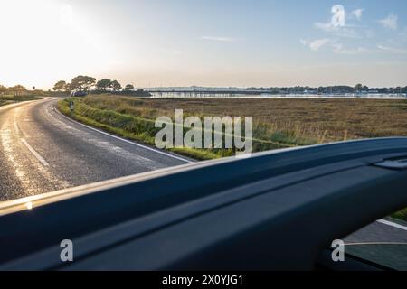 Conduite loin de Hayling Island en Angleterre pendant le coucher du soleil Banque D'Images