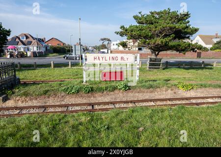 HAYLING ISLAND, ANGLETERRE - 9 septembre 2023 : panneau Hayling Railway sur la ligne de chemin de fer léger Banque D'Images