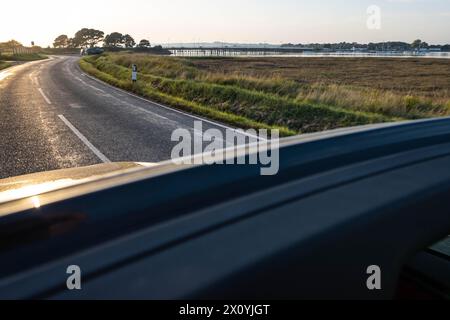 Conduite loin de Hayling Island en Angleterre pendant le coucher du soleil Banque D'Images