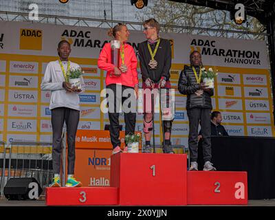 ADAC MarathonHannover 2024 Die Siegerinnen im Marathon: Platz 1 - Domenika Mayer sowie Tina Deeken Rollstuhl / Platz 2 - Sharon Cherop / Platz 3 - Lilian Jebitok *** ADAC MarathonHanovre 2024 les vainqueurs du marathon 1ère place Domenika Mayer et Tina Deeken fauteuil roulant 2ème place Sharon Cherop 3ème place Lilian Jebitok Copyright : xBerndxGüntherx Banque D'Images