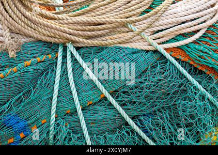 Gros plan des filets et des cordes utilisés dans l'industrie de la pêche empilés soigneusement sur le quai du port d'Arbroath. Banque D'Images