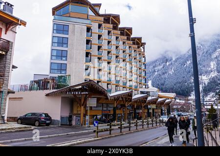 Chamonix-Mont-Blanc, France - 1er avril 2018 : Hôtel Alpina dans le centre-ville de Chamonix, célèbre station de ski située en haute-Savoie Banque D'Images